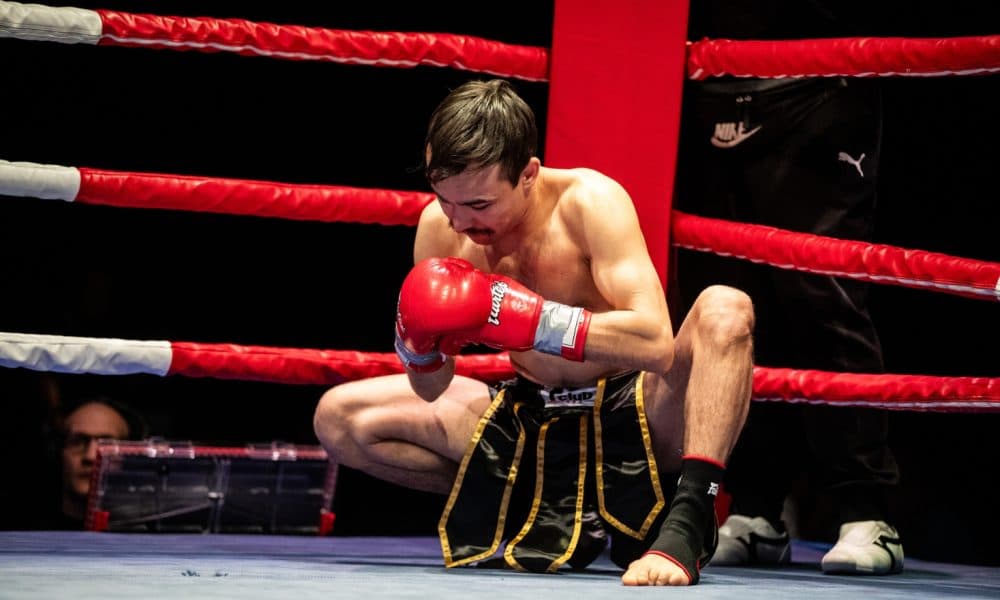 Alireza Aholami kehässä ennen ottelua